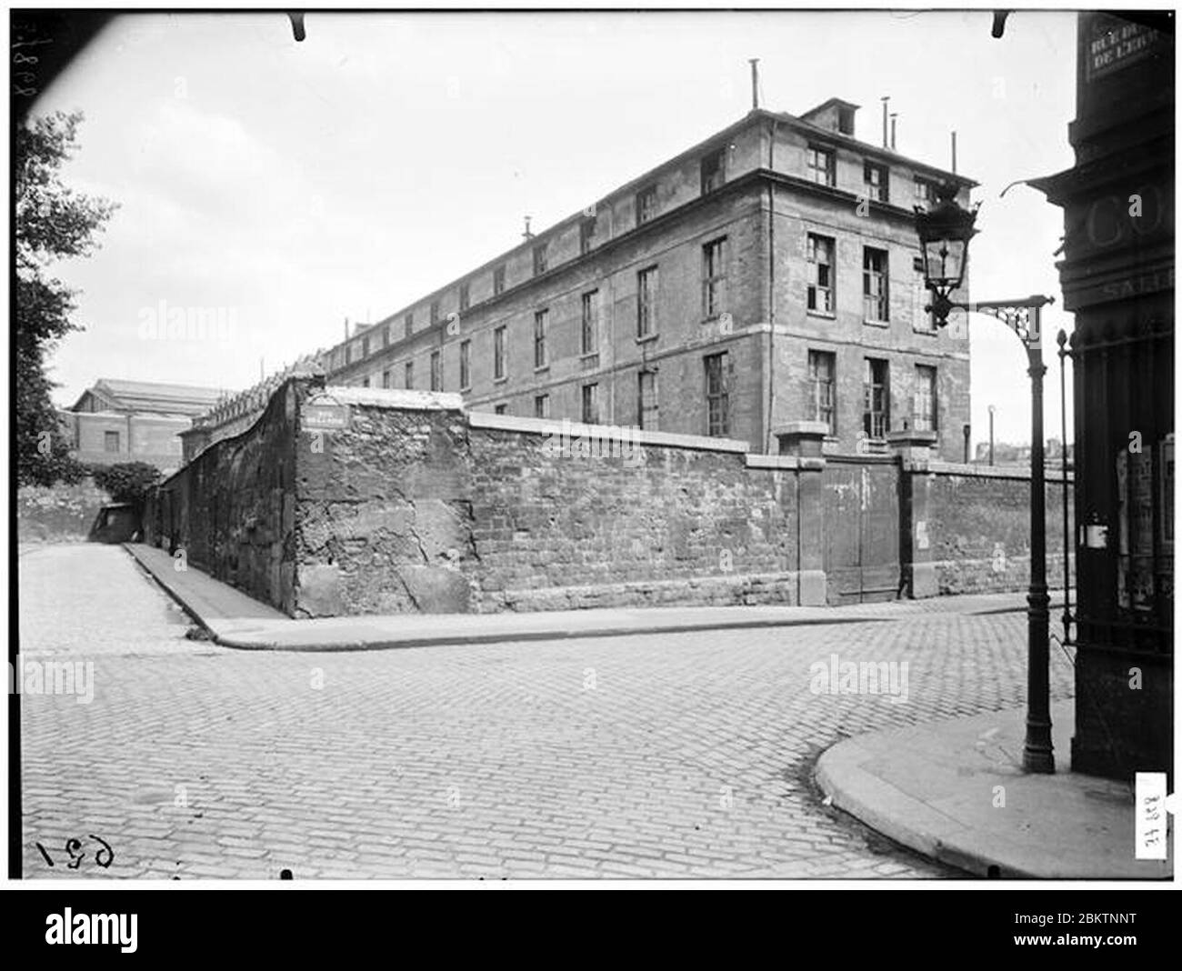 Hôpital de la Pitié - Angle des façades au carrefour de la rue de la Pitié et de la rue du Puits-de-l'Ermite - Paris 05 - Médiathèque de l'architecture et du patrimoine - Stock Photo