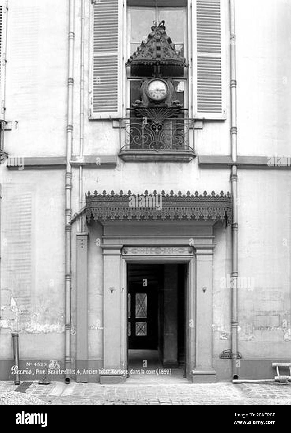 Hôtel Jean-Louis Raoul - Cour intérieure Horloge et porte - Paris 04 -  Médiathèque de l'architecture et du patrimoine Stock Photo - Alamy