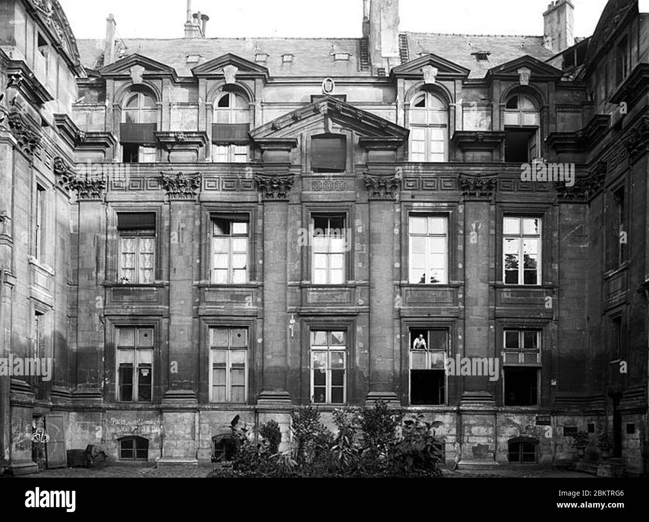 Hôtel Lamoignon - Façade sur cour - Paris - Médiathèque de l'architecture et du patrimoine - Stock Photo
