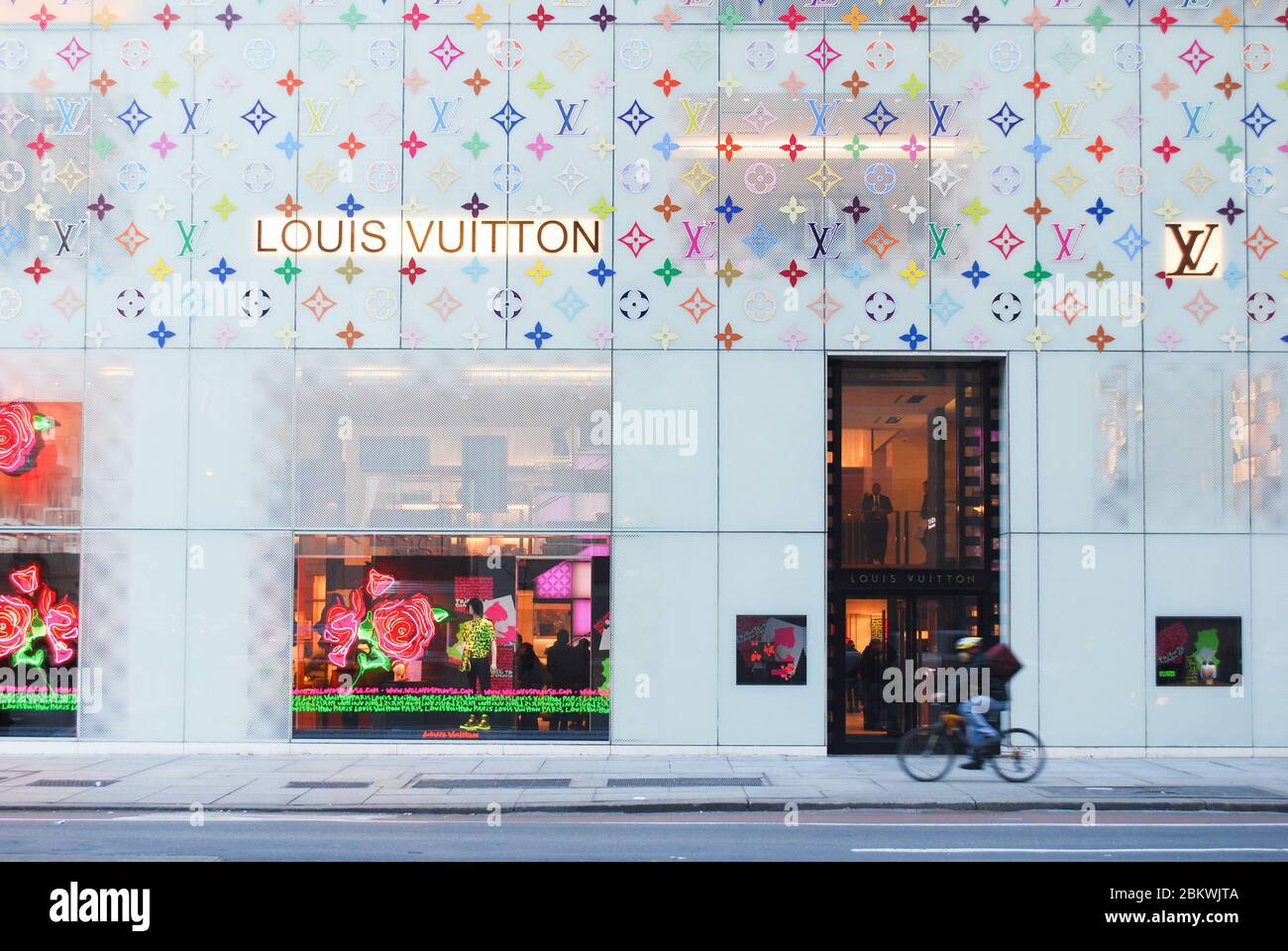⁴ᴷ⁶⁰ Walking Tour of the Louis Vuitton Fifth Avenue Store, NYC
