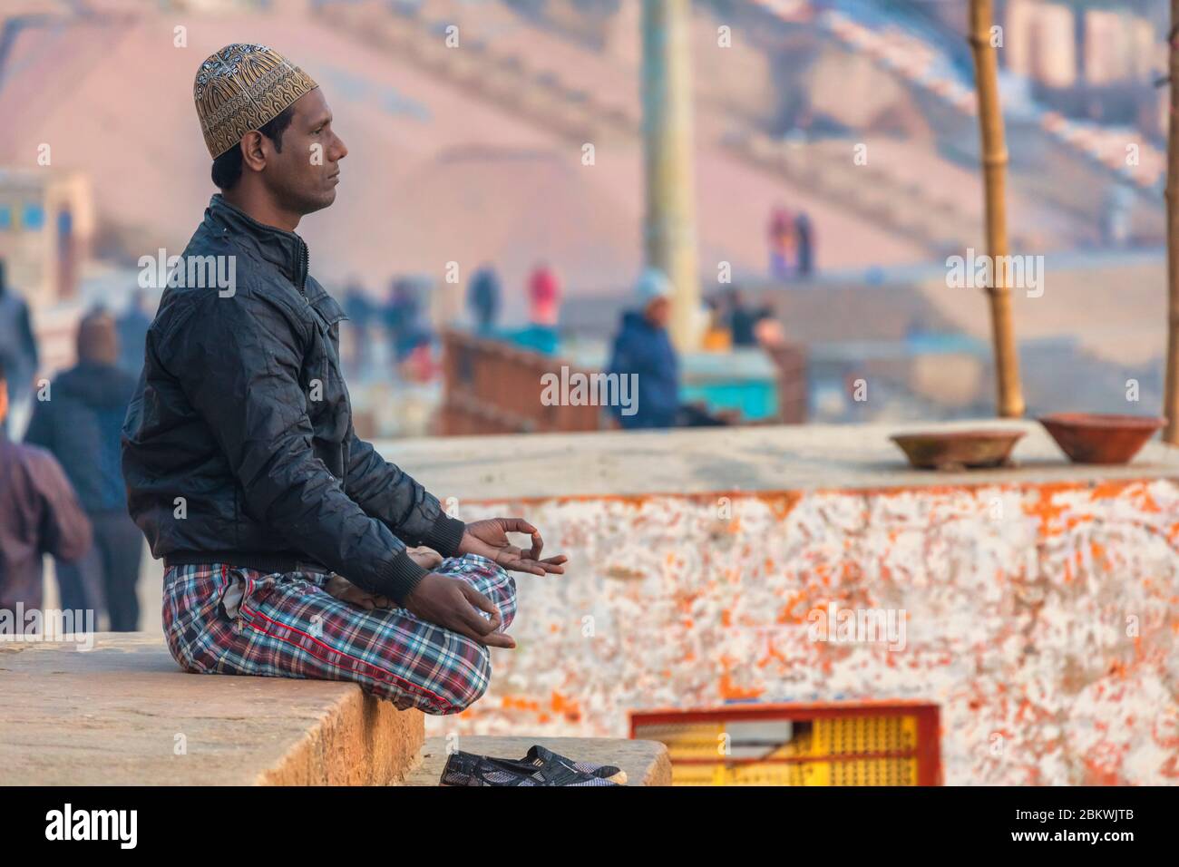 Hinduist practicising meditation, Cityscape from Ganges, Varanasi ...