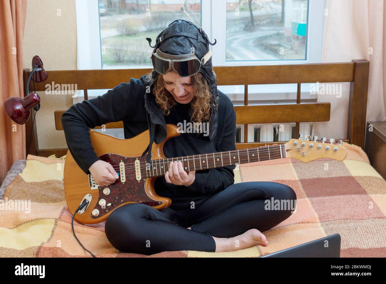 Featured image of post Playing Electric Guitar Pose Reference