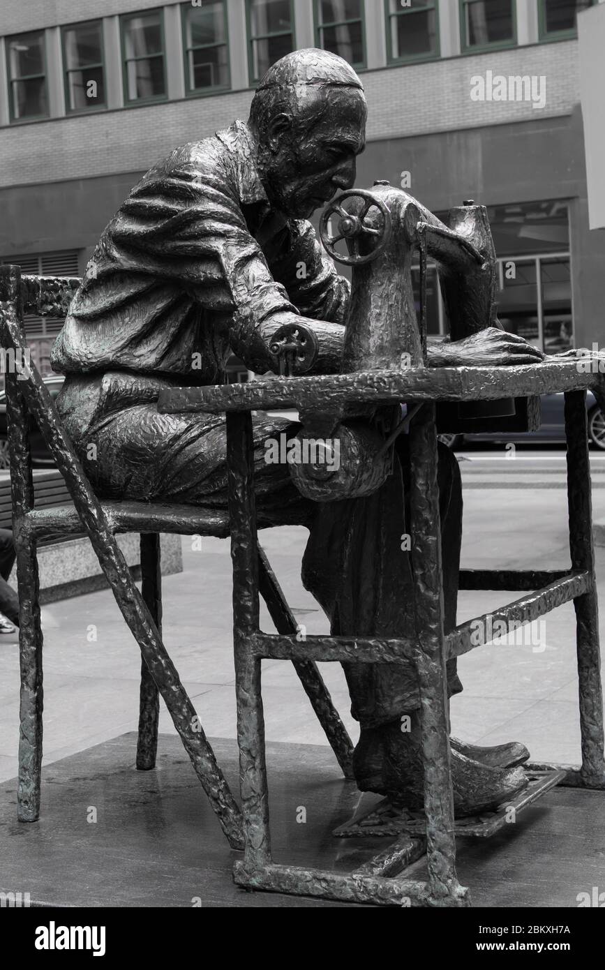 THE GARMENT WORKER sculpture by Judith Weller in midtown Manhattan near old garment district to commemorate garment workers.. Created in 1984. Stock Photo