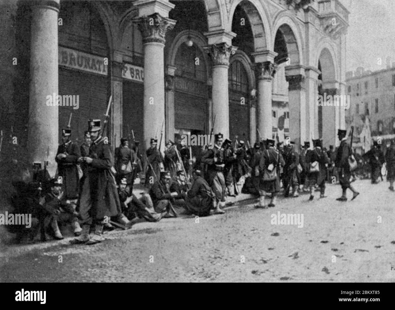 Illustrazione Italiana 1898 - Bivacco sotto i portici. Stock Photo