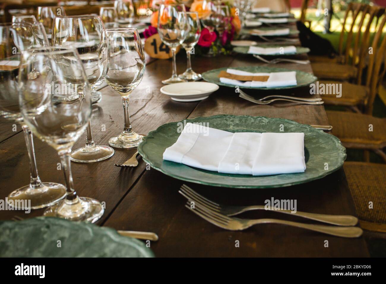 table setup, wedding guest table, reception layout Stock Photo Alamy