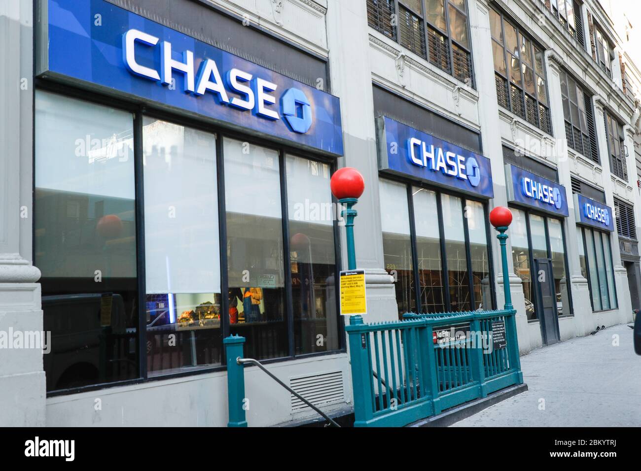 New York Osh Oblasty Usa 5th May 2020 Chase Bank Logo Seen On One Of Their Branches Credit John Lamparski Sopa Images Zuma Wire Alamy Live News Stock Photo Alamy