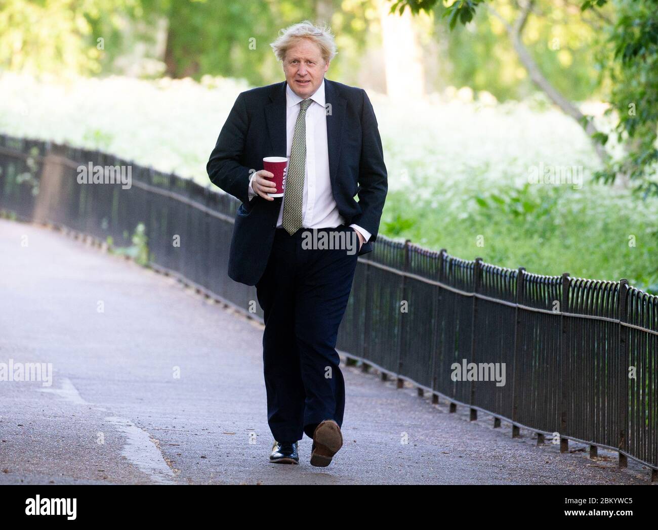 London, UK. 6th May, 2020. Boris Johnson, Prime Minister, takes a walk in the park ahead of his appearance at Prime Minister's Questions. This will be his first PMQ's after his recovery from Cornonavirus. Credit: Mark Thomas/Alamy Live News Stock Photo
