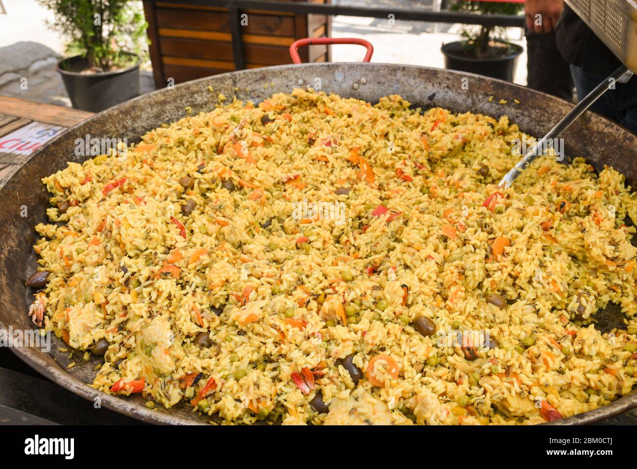 https://c8.alamy.com/comp/2BM0CTJ/seafood-paella-cooked-in-a-large-pan-wok-street-food-festival-mexican-fiesta-national-day-dish-specialty-live-cooking-station-fresh-food-buffet-br-2BM0CTJ.jpg