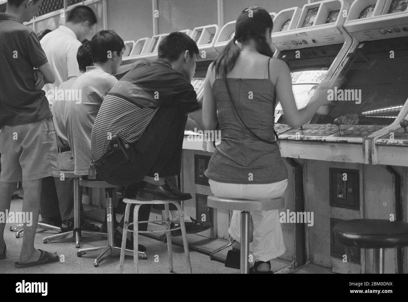 Men playing video games Black and White Stock Photos & Images - Alamy