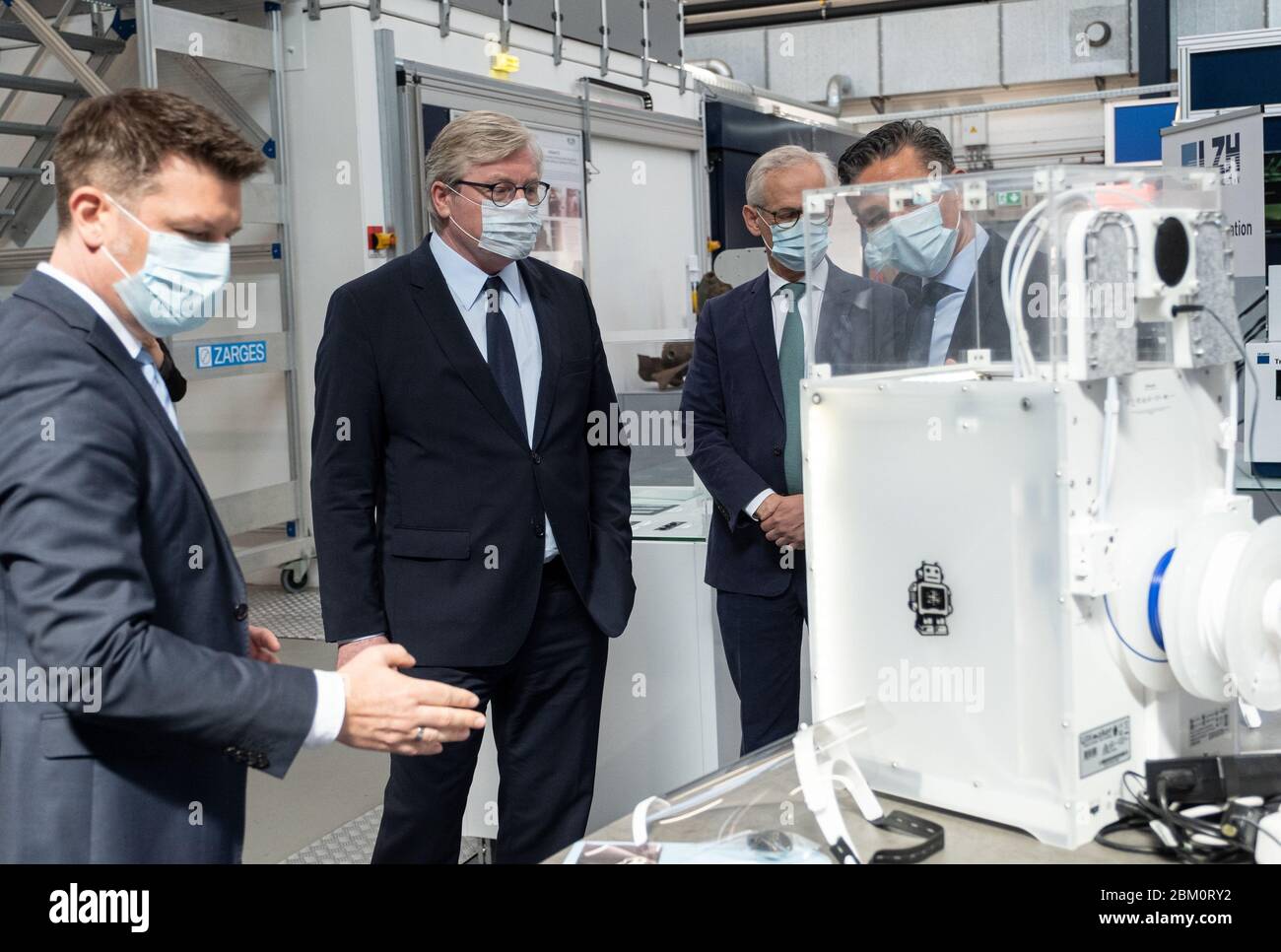 06 May 2020, Lower Saxony, Hanover: Dietmar Kracht (l-r), Laser Zentrum  Hannover, Lower Saxony's Minister of Economic Affairs Bernd Althusmann  (CDU), Clemens Meyer-Kobbe, Meko Laserstrahl-Materialbearbeitung and  technician Matthias Schrader are together in