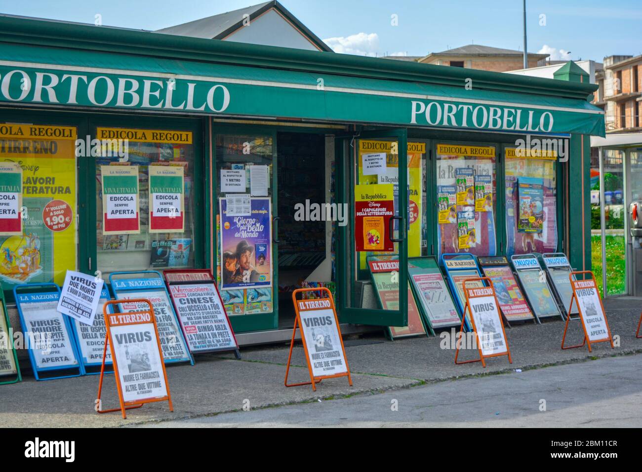 Italian green newsstand with front page banners about coronavirus. News about pandemic of COVID-19, anxiety, stress, cover all newspapers and magazine Stock Photo