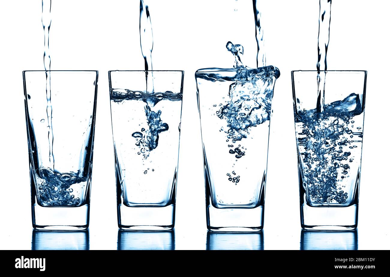 Много стаканов воды. Стакан воды. Прозрачная вода в стакане. Стакан с водой на прозрачном фоне. Стакан воды на белом фоне.