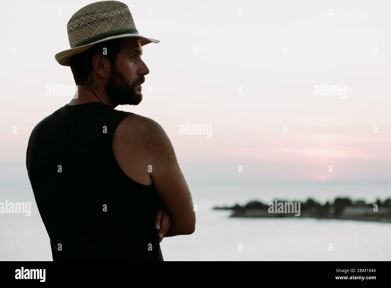 Man alone at sunset hi-res stock photography and images - Alamy