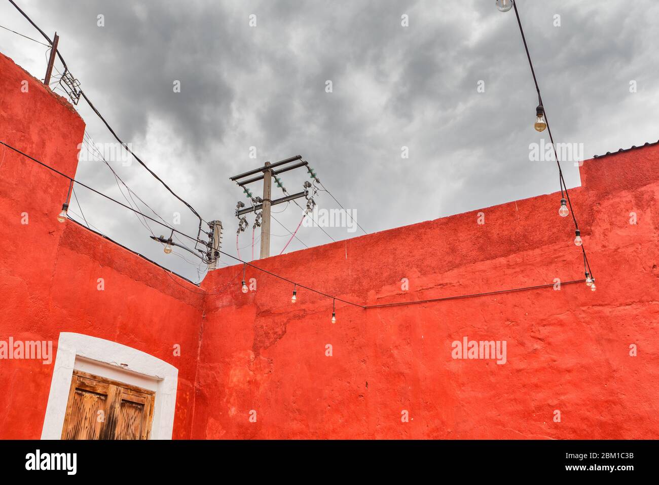 Vintage house with red painted wall, Texcoco de Mora, State of Mexico, Mexico Stock Photo