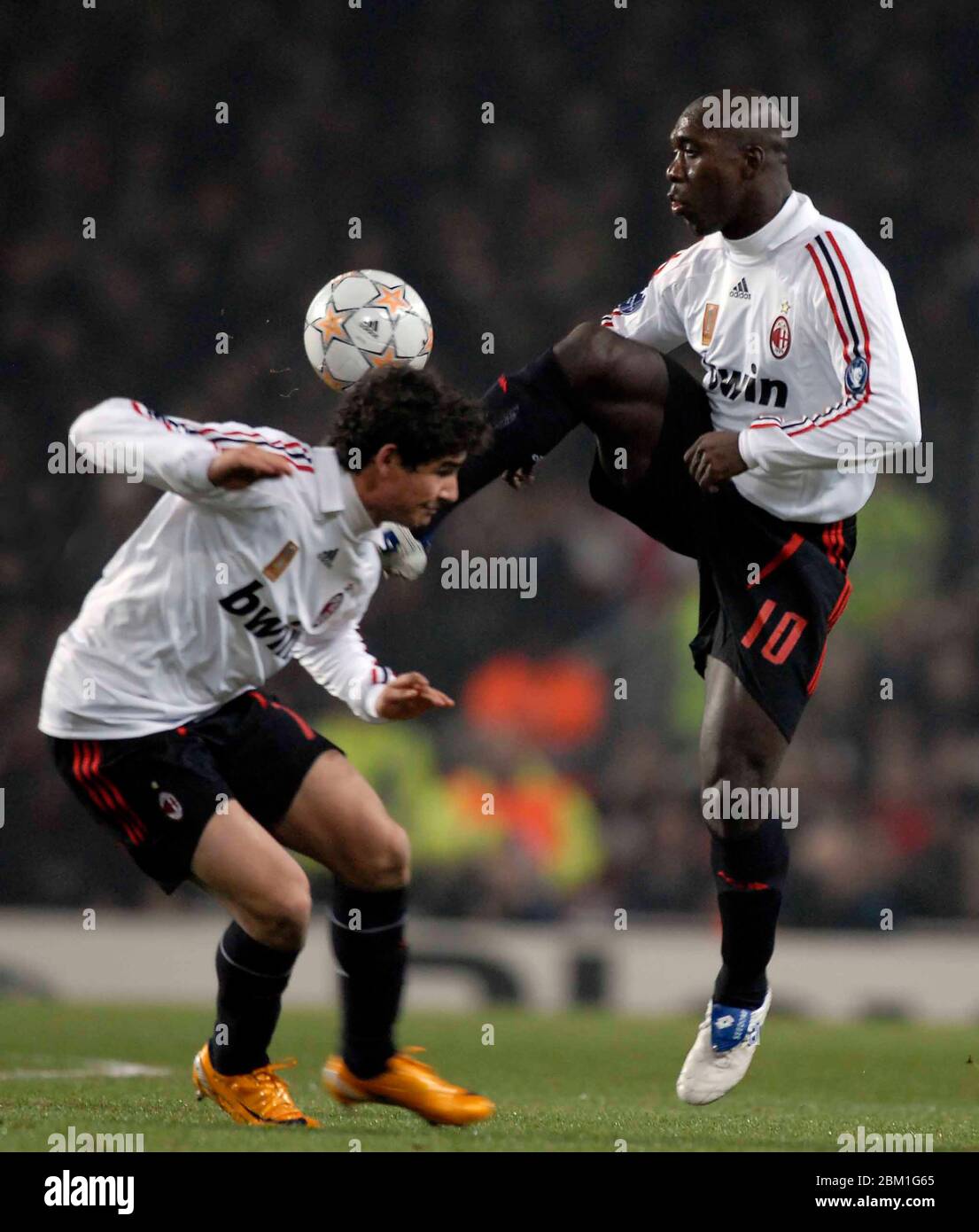 LONDON, UK FEBRUARY 20: L-R Peto and Clarence Seedorf of AC Milan During  UEFA Champion League last 16 1st Leg between Arsenal and AC Milan at  Emirates Stock Photo - Alamy