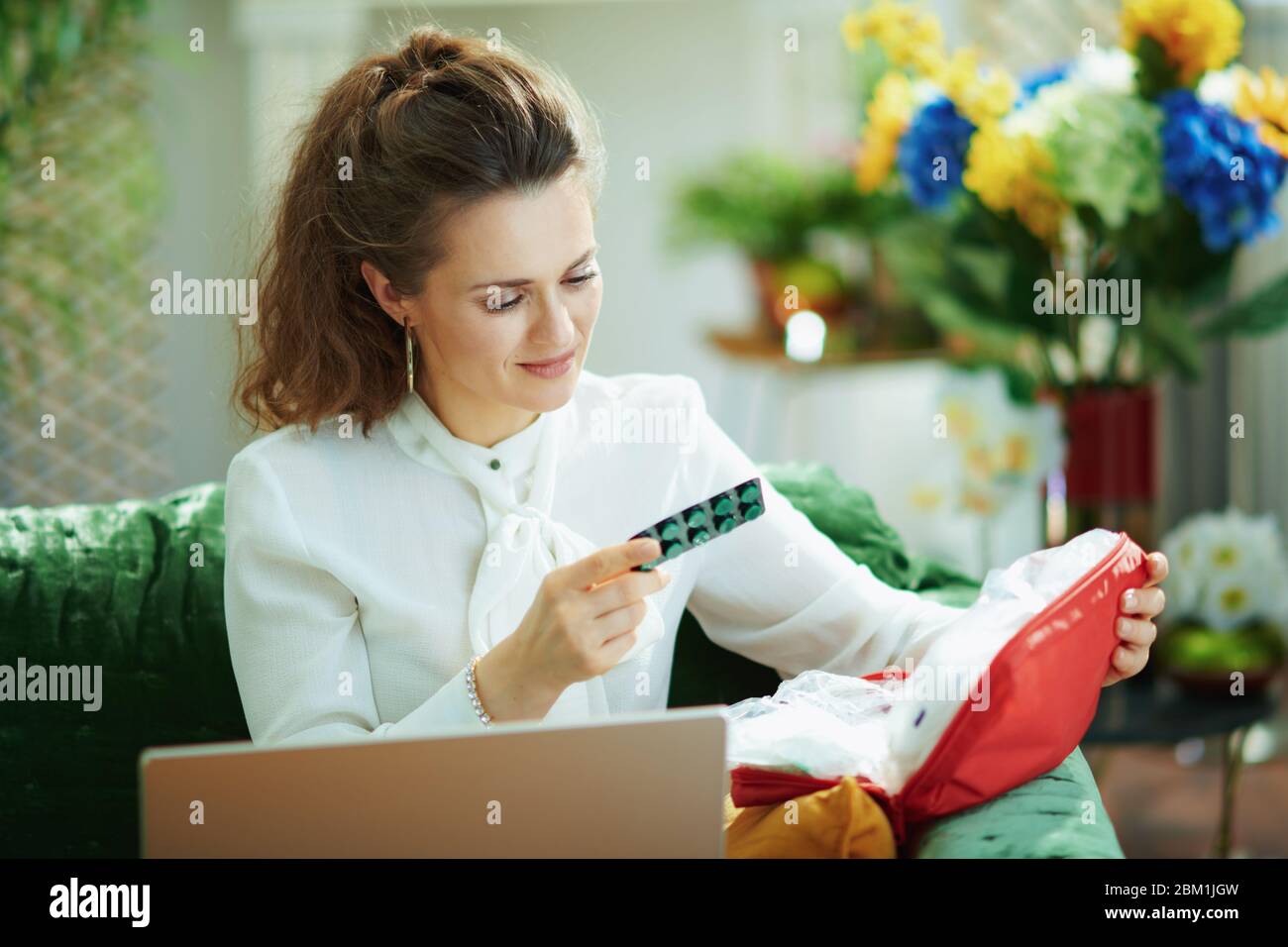 First day at work. Getting acquainted with people. First working day. Перерыв в офисе 1 вектор. First working day.