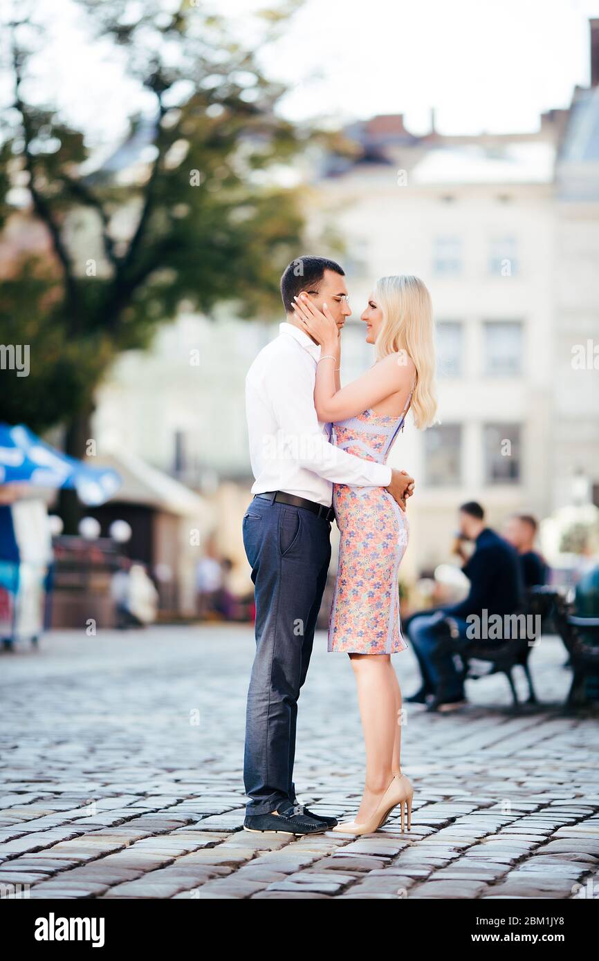 Share 109+ poses for same height couples latest vova.edu.vn