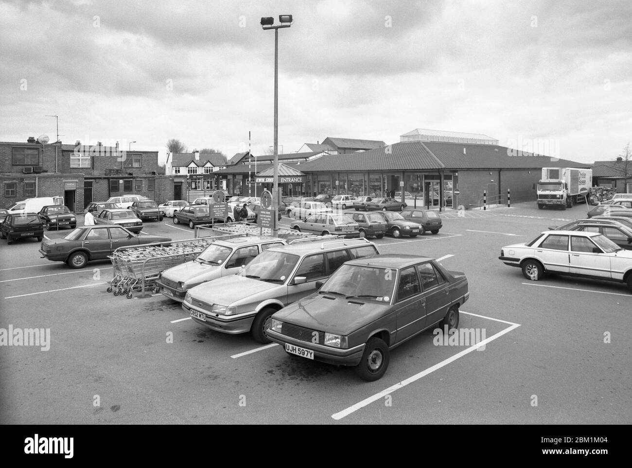 1991, Kwiksave, Morton, Wirral, north west England Stock Photo Alamy