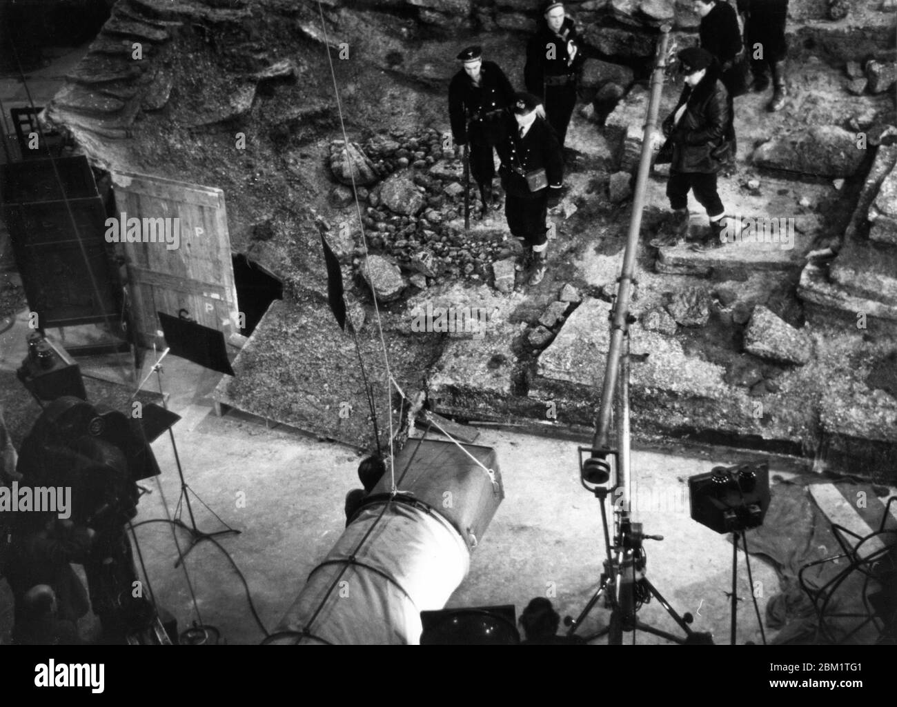 Director MICHAEL POWELL (bottom left corner) with Film Crew on set candid filming JOHN CHANDOS ERIC PORTMAN RICHARD GEORGE PETER MOORE and NIALL MacGINNIS in 49TH PARALLEL 1941 original story and screenplay EMERIC PRESSBURGER Ortus Films / General Film Distributors (GFD) Stock Photo