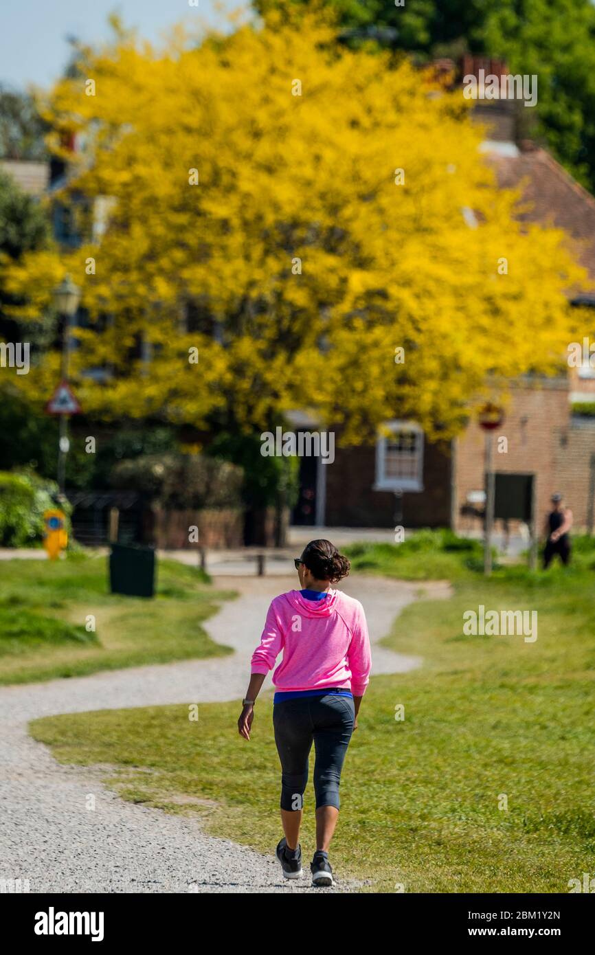 London, UK. 06th May, 2020. All ages enjoy the opportunity to exercise on Wimbeldon Common as the sun is out. The 'lockdown' continues for the Coronavirus (Covid 19) outbreak in London. Credit: Guy Bell/Alamy Live News Stock Photo