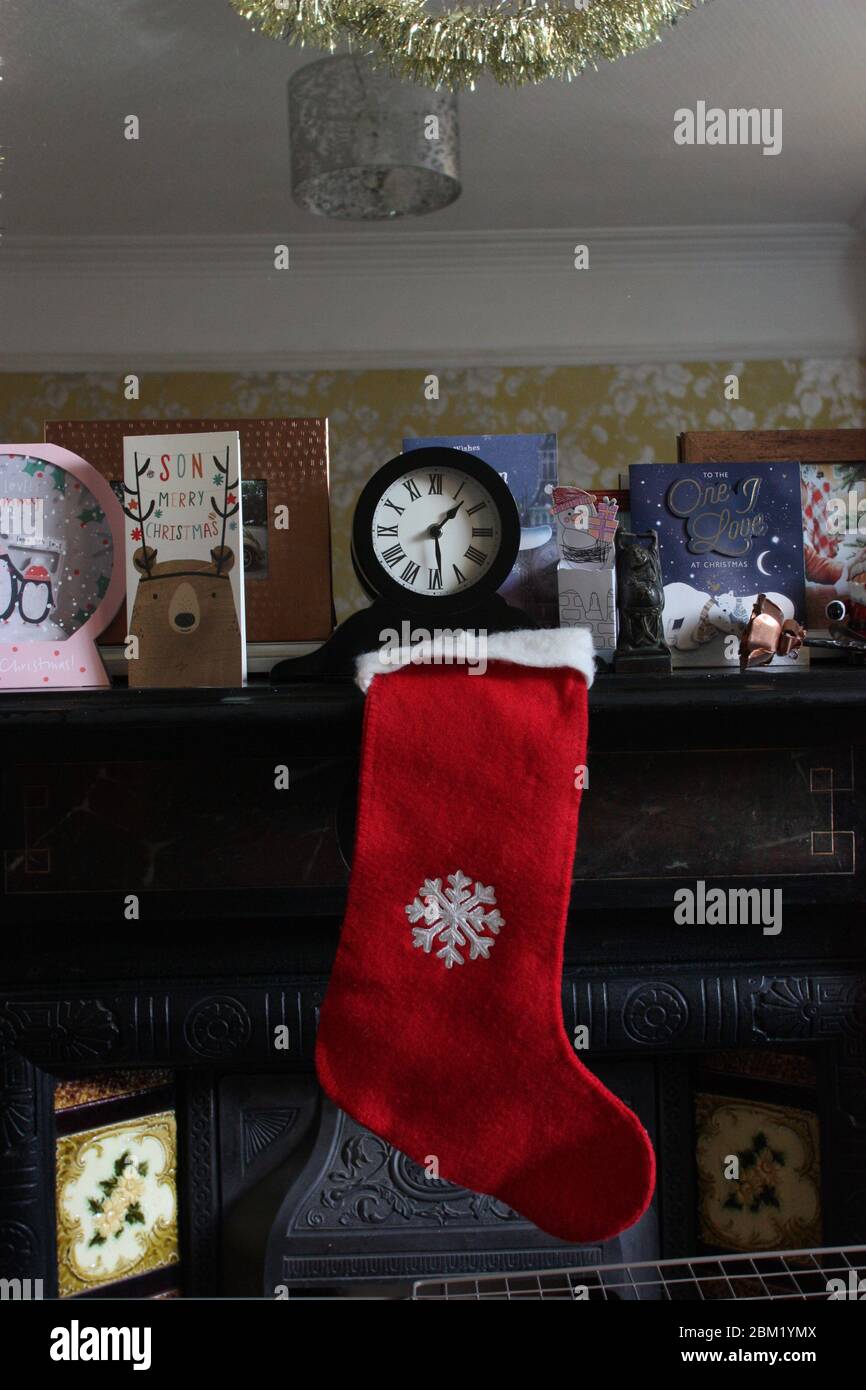 Mantel piece clock hi-res stock photography and images - Alamy
