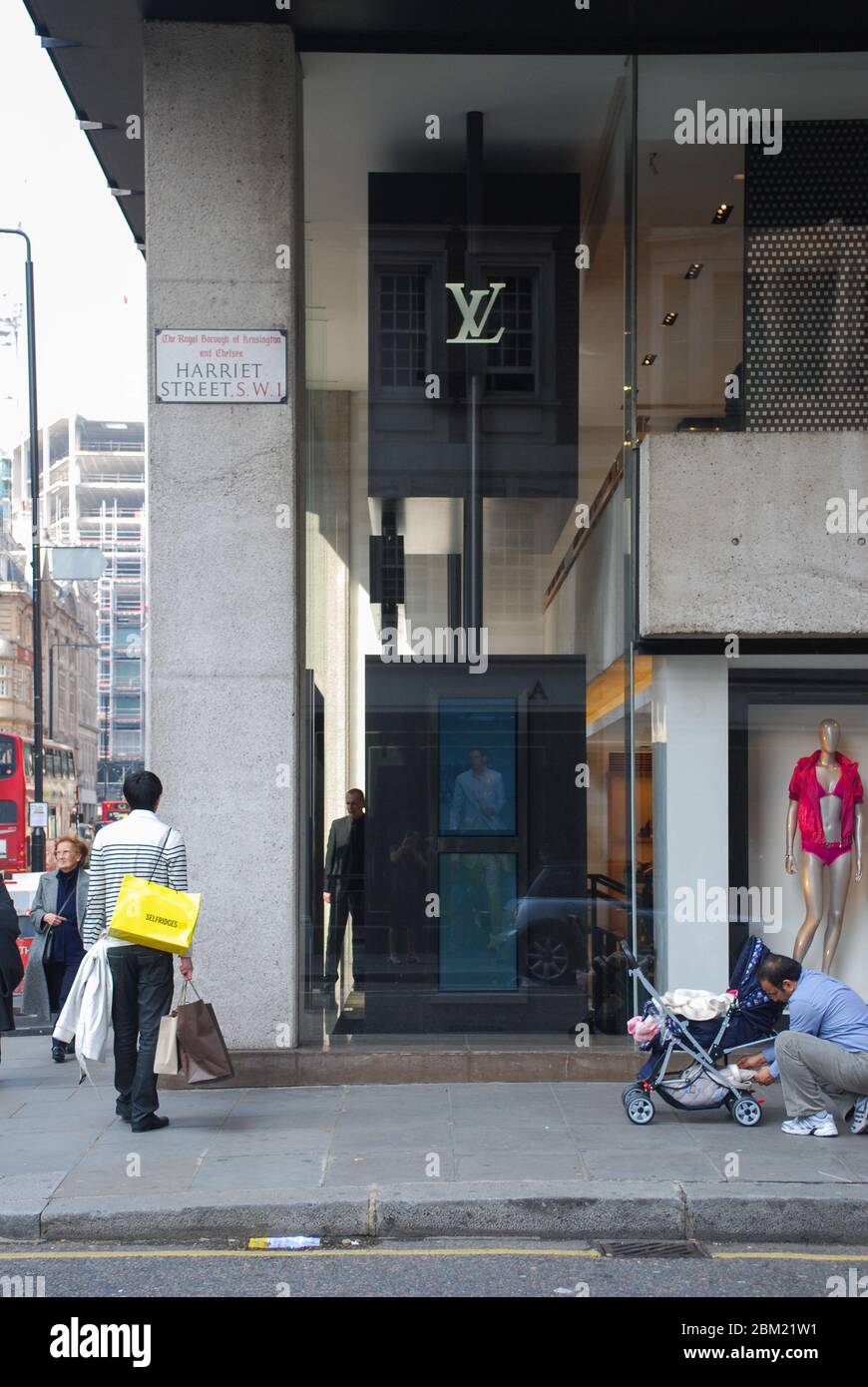 High-End Premium Luxury Retail Italian Fashion Louis Vuitton Store, 190-192 Sloane  Street, London, SW1X 9QX Stock Photo - Alamy