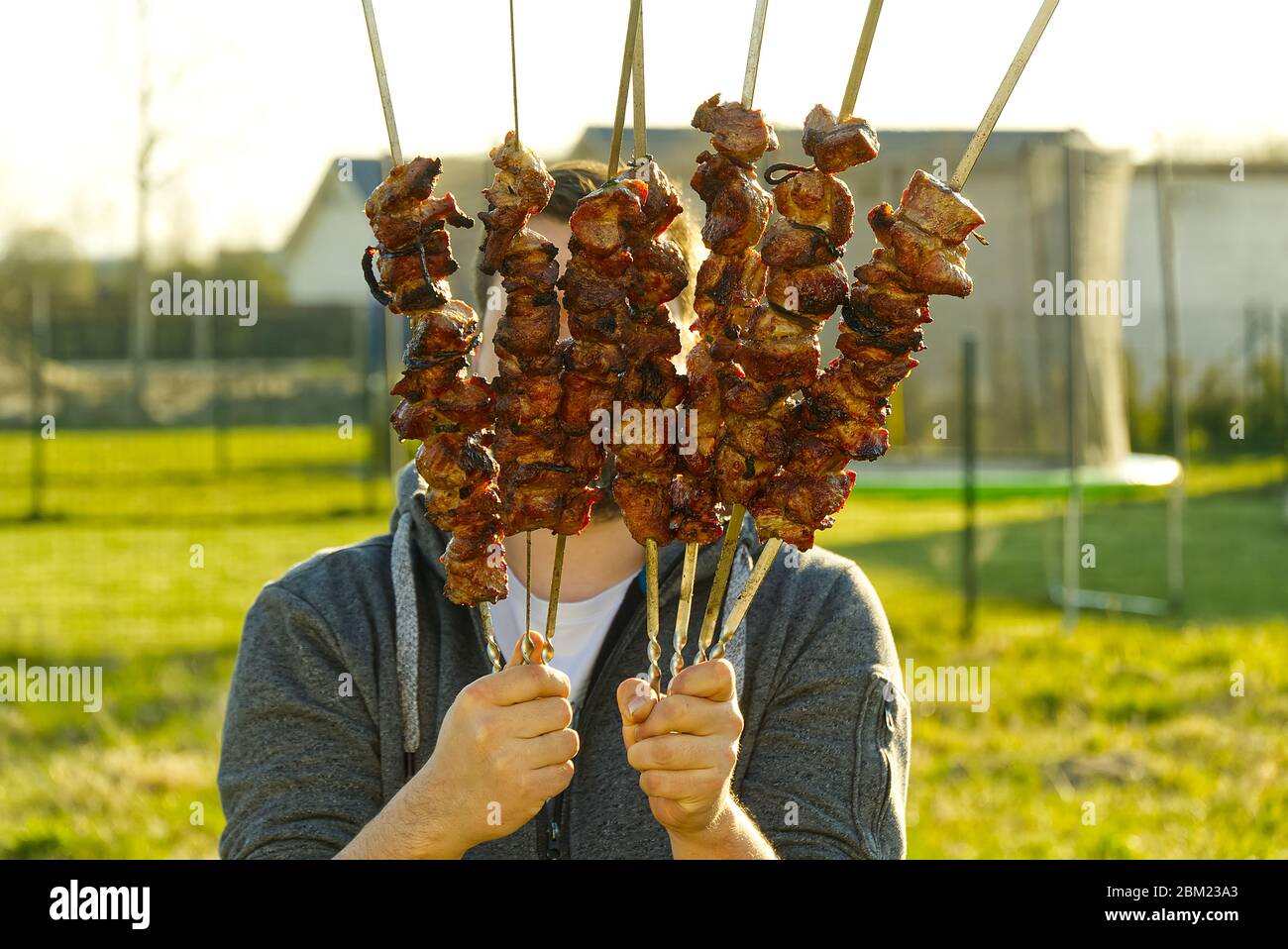 Муляж шашлыка на шампуре. Шашлыки получились сухими. Мариновое мясо на рынке избербаш. Шашлык на шампуре. Готовый шашлык.