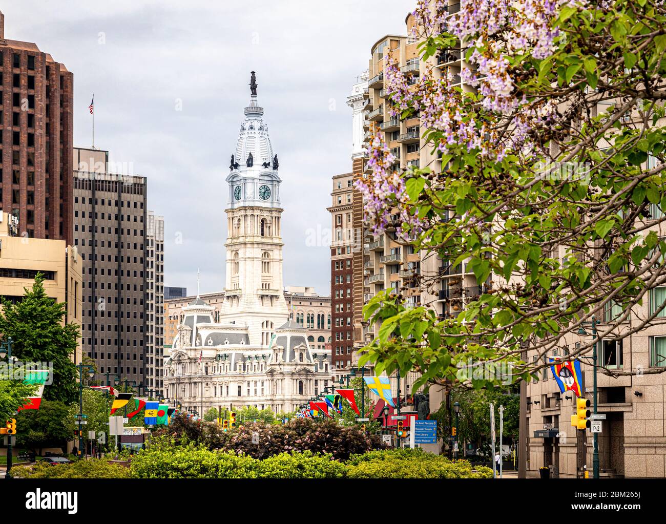 City Hall as seen from the Ben Franklin Parkway in downtown Philadelphia, Pennsylvania, USA. Stock Photo