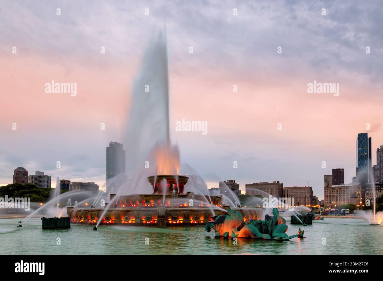 Buckingham fountain and Chicago downtown Stock Photo Alamy