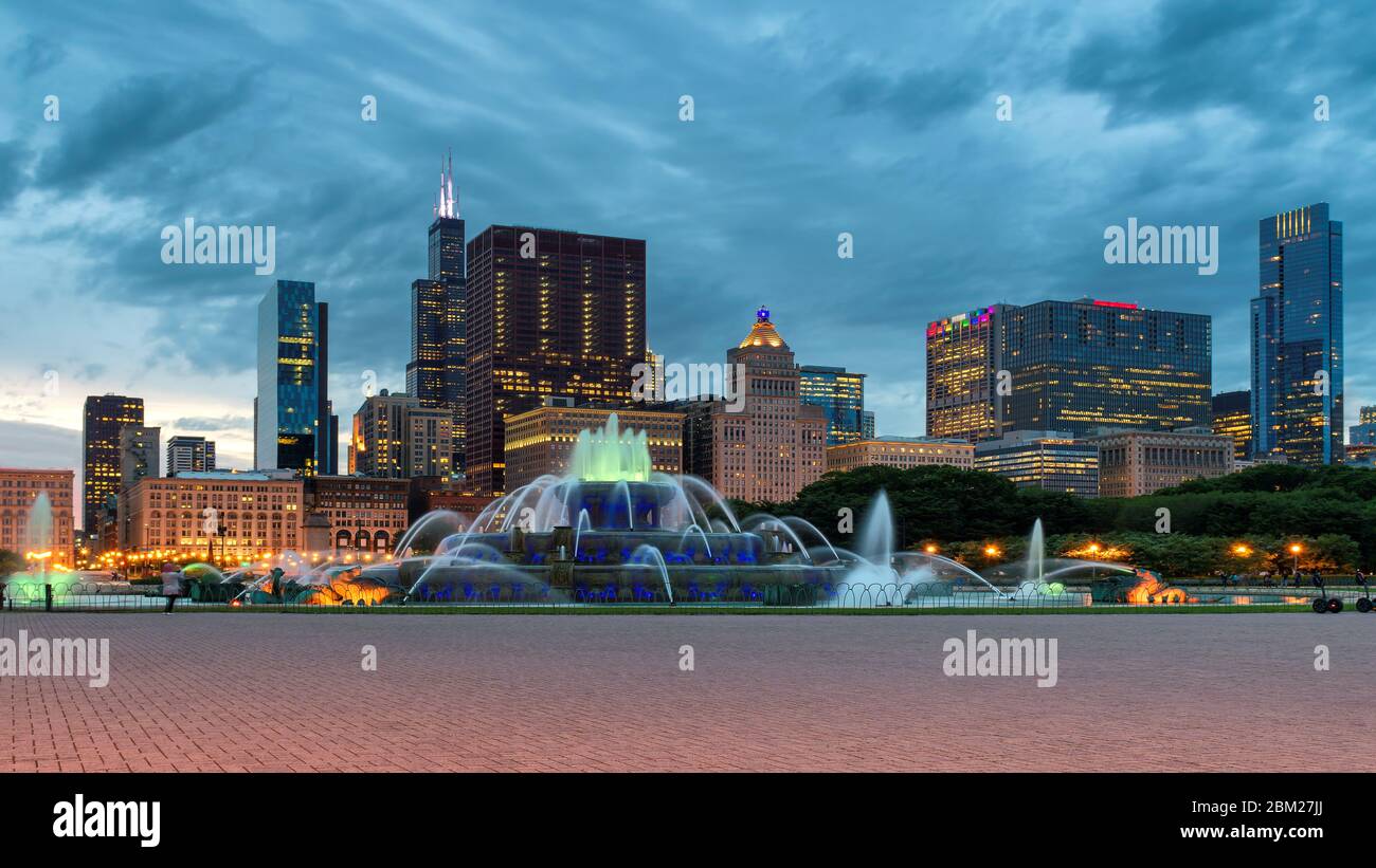 Buckingham fountain and Chicago downtown Stock Photo Alamy