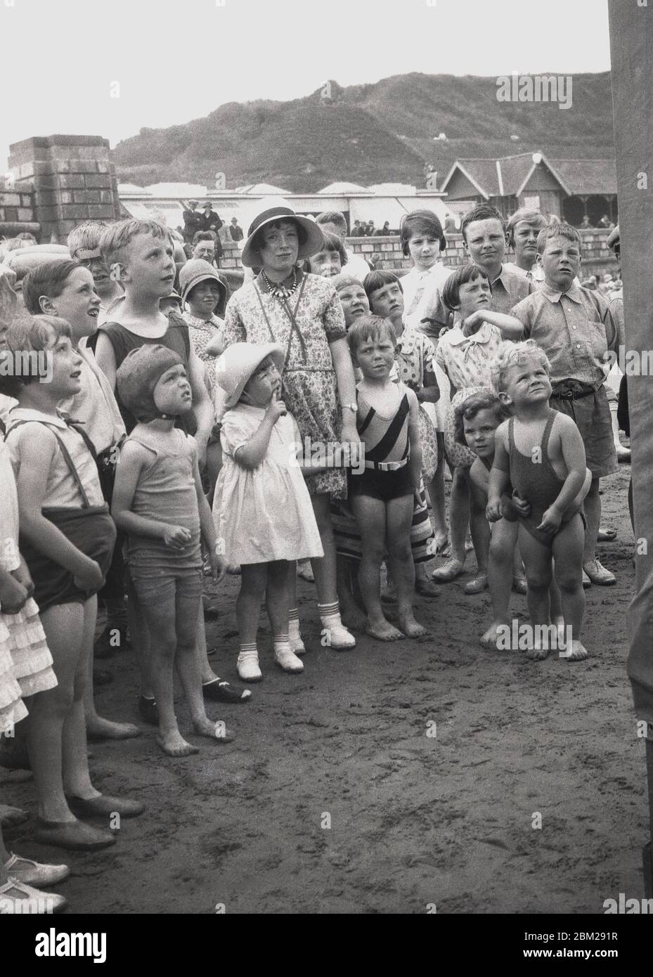 Group of girls 1930s hi-res stock photography and images - Alamy