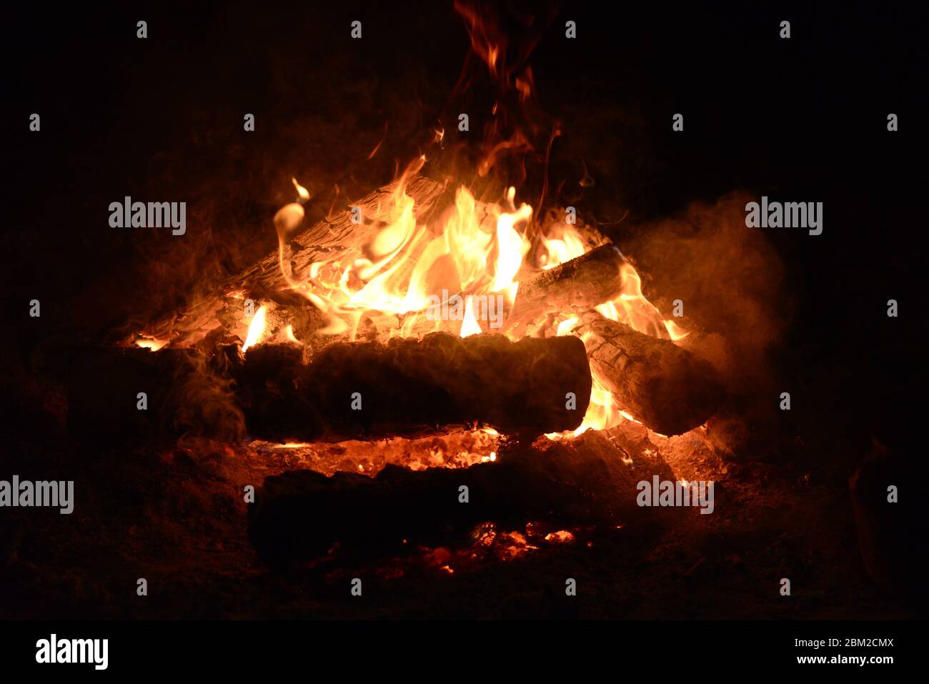 Logs burning in bonfire hi-res stock photography and images - Alamy