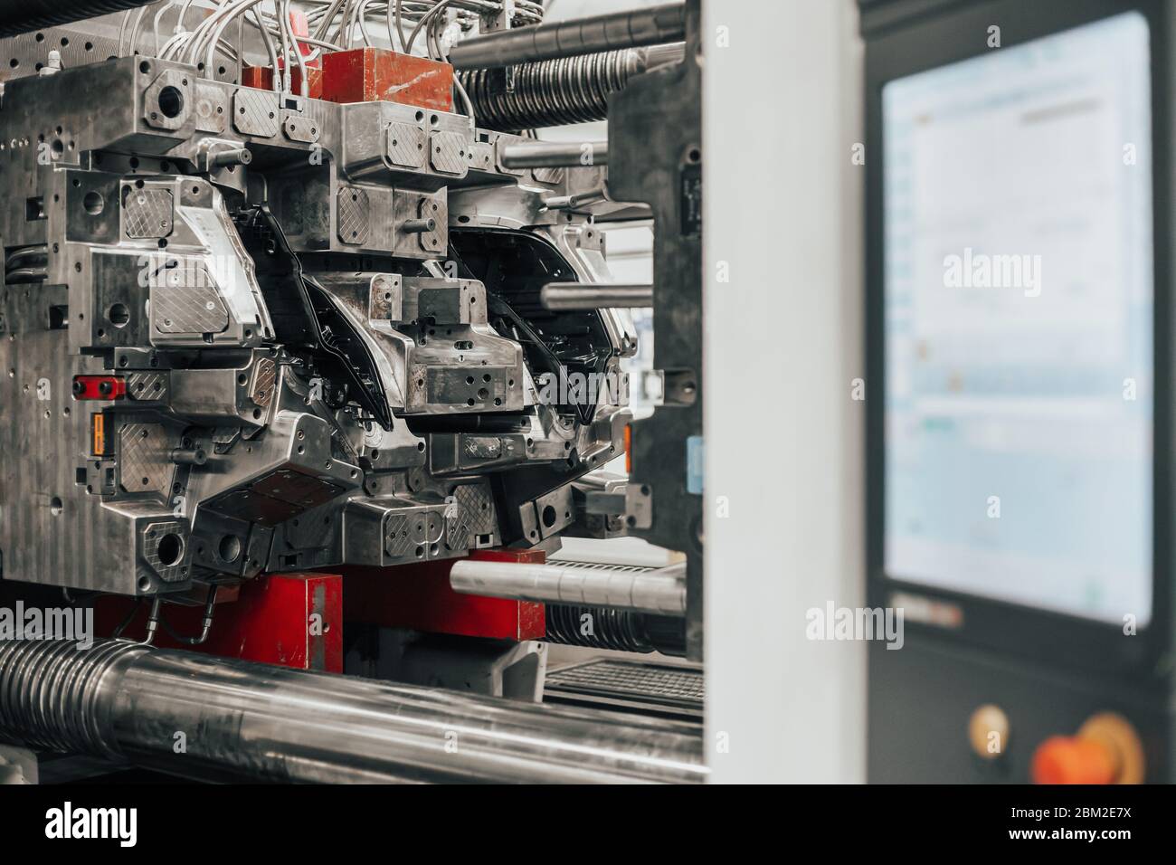 Huge injection molding machine without fixture ready for the plastic articles by injecting