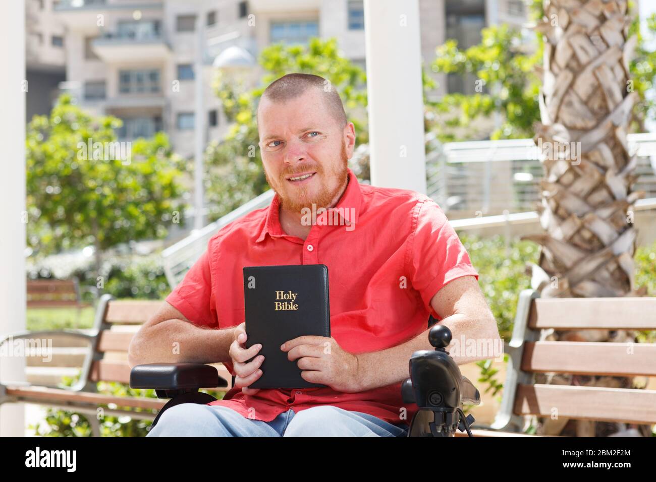 Happy wheelchair people old hi-res stock photography and images - Alamy