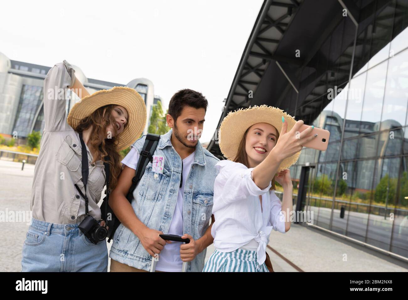 Group cheerful tourists map hi-res stock photography and images - Alamy