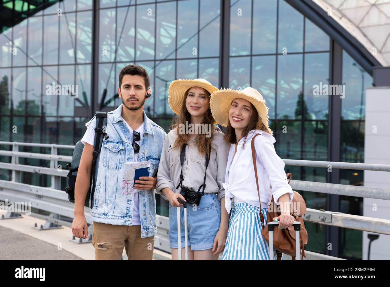Group cheerful tourists map hi-res stock photography and images - Alamy