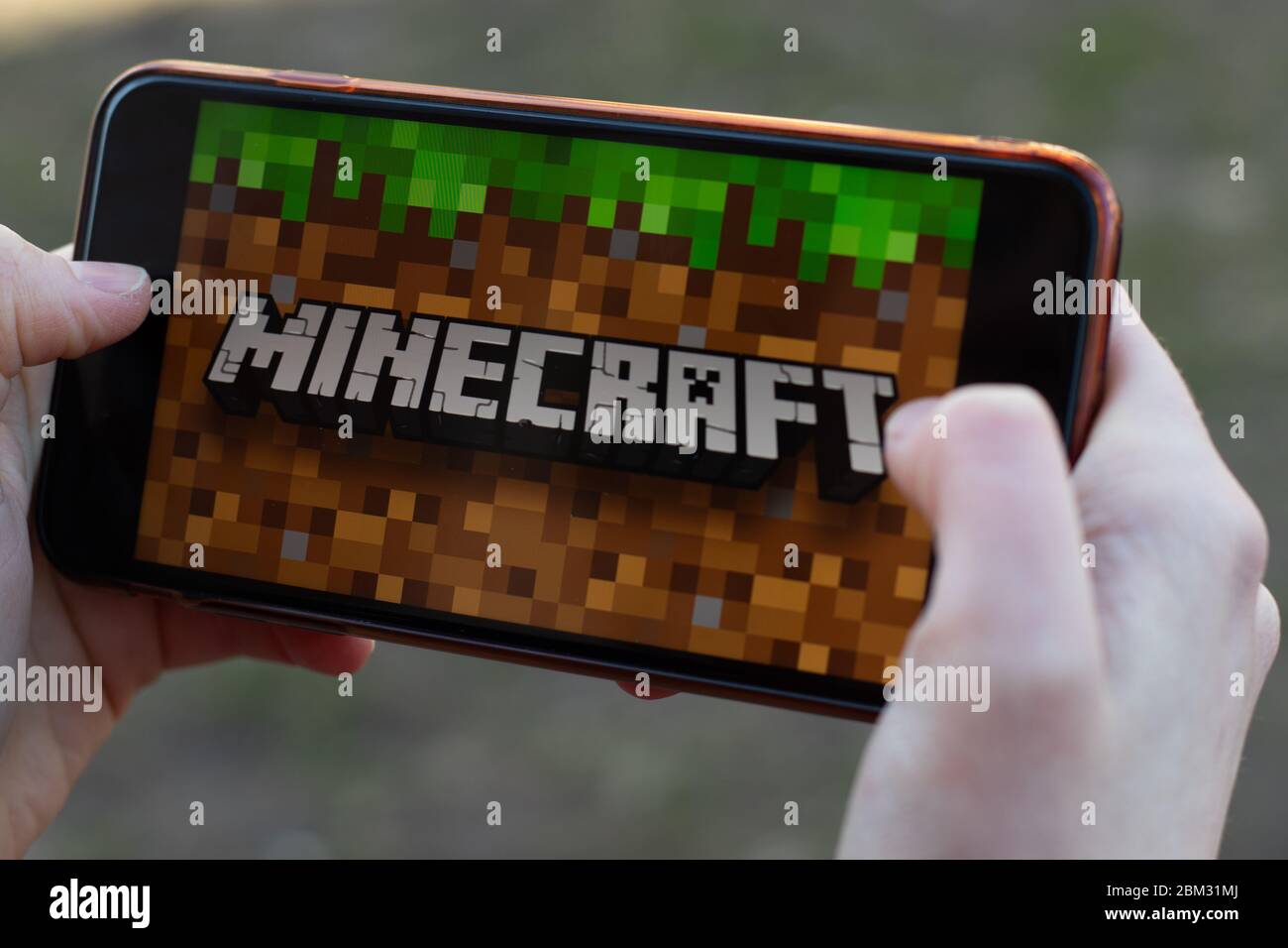 LOS ANGELES, CALIFÓRNIA - 3 DE JUNHO DE 2019: Homem De Encontro Que Guarda  Um Smartphone E O Jogo Do Jogo De Minecraft Na Tela Do Foto Editorial -  Imagem de eletrônico, povos: 149824476