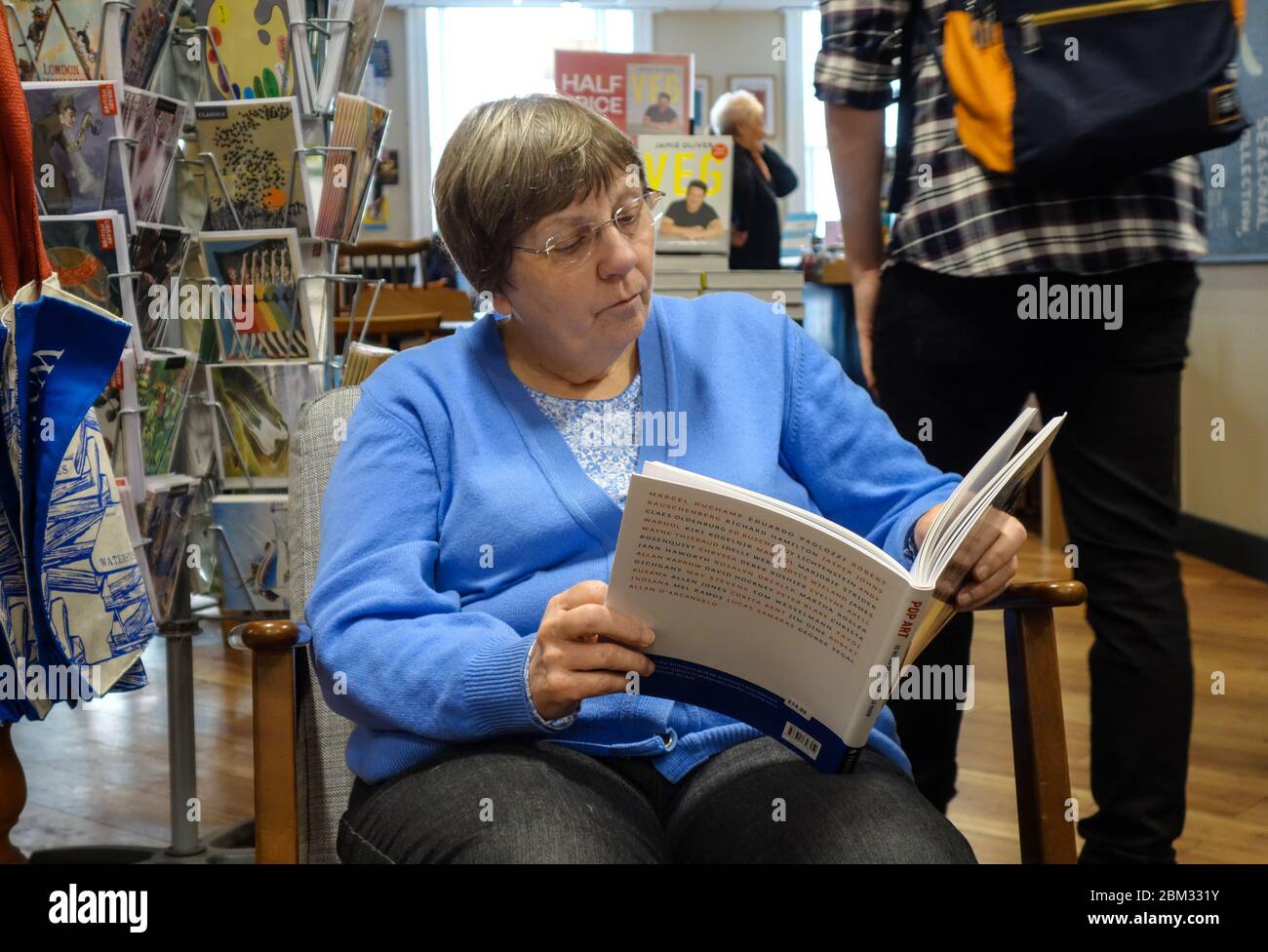 Women reading a book in cafe in Bookshop in Lincoln Stock Photo