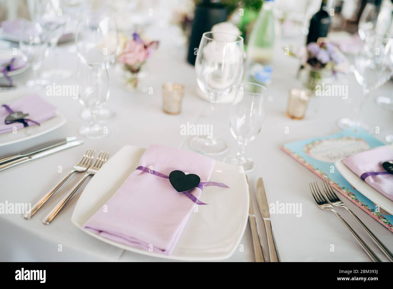 Wedding dinner table reception. White square plates on a round table with  pink rag napkins with a black heart. White chairs Chiavari, Tiffany Stock  Photo - Alamy
