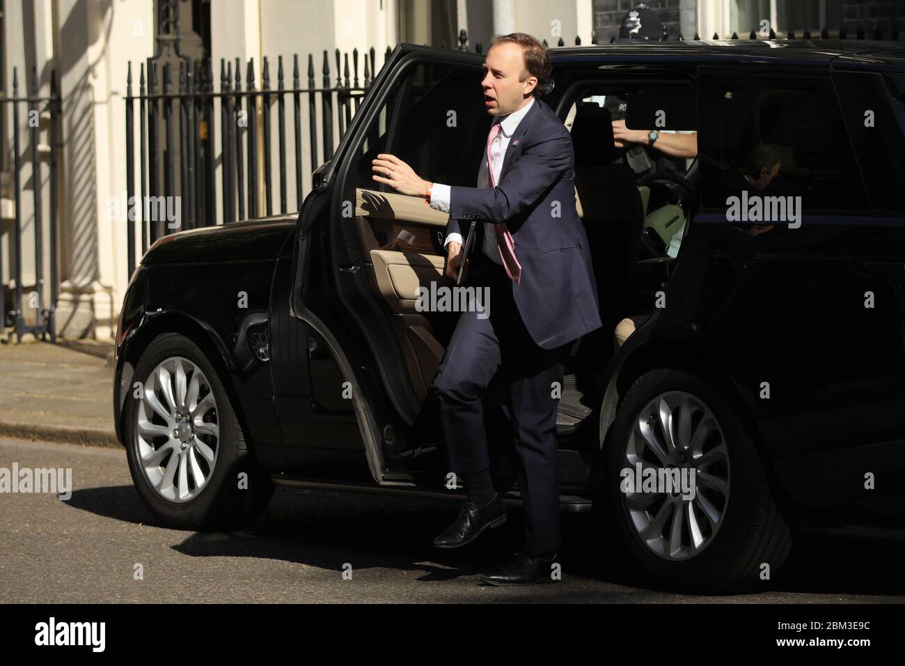 London, Britain. 6th May, 2020. British Health Secretary Matt Hancock arrives at 10 Downing Street for the COVID-19 committee meeting in London, Britain, on May 6, 2020. Another 649 COVID-19 patients have died, bringing the total coronavirus-related death toll in Britain to 30,076, Secretary of State for Housing, Communities and Local Government Robert Jenrick said Wednesday. Credit: Tim Ireland/Xinhua/Alamy Live News Stock Photo