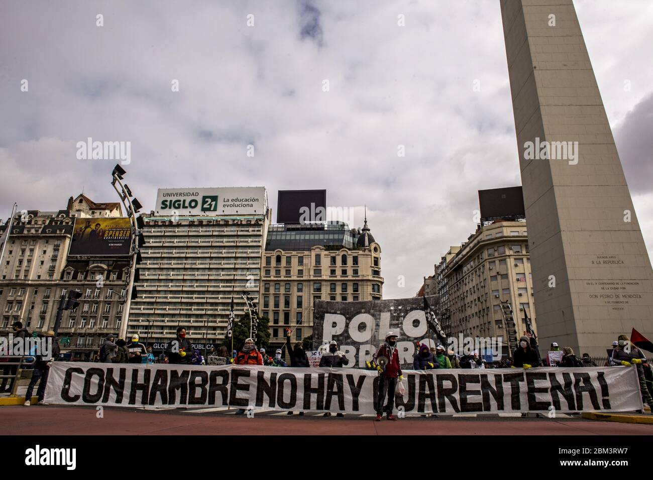 Buenos Aires, Federal Capital, Argentina. 6th May, 2020. With mouths covered and distancing, social organizations violated the quarantine to march to the center of Buenos Aires.Promoted by the Polo Obrero Social Organization, the protesters violated the social isolation set by the national government to demand an increase in social aid, access to clean water and economic assistance to the popular neighborhoods. This is the first march carried out in full compulsory quarantine. Credit: Roberto Almeida Aveledo/ZUMA Wire/Alamy Live News Stock Photo