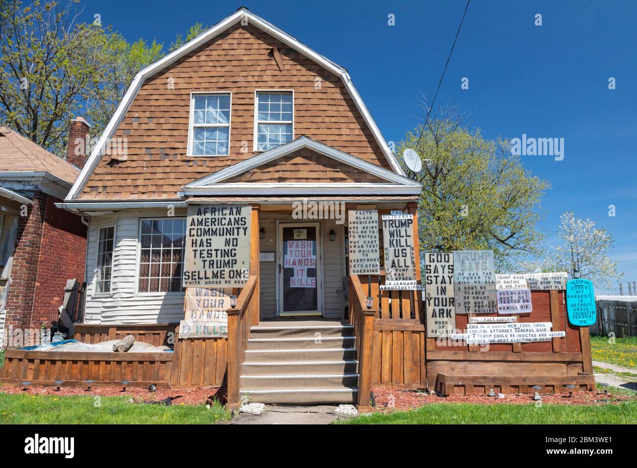 Detroit, United States. 06th May, 2020. Detroit, Michigan - Signs about the coronavirus adorn the home of Mike Forbes (known to neighbors as Famous Mike) in a low-income neighborhood that has been hard hit by the pandemic. Credit: Jim West/Alamy Live News Stock Photo