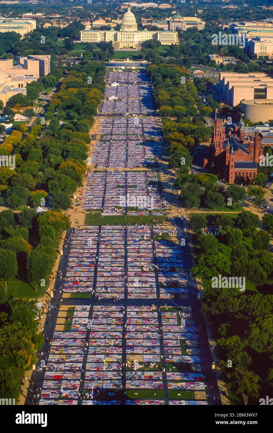 https://c8.alamy.com/comp/2BM3WX7/washington-dc-usa-october-11-1996-names-project-aids-memorial-quilt-on-national-mall-stretching-from-washington-monument-to-us-capitol-aerial-view-2BM3WX7.jpg