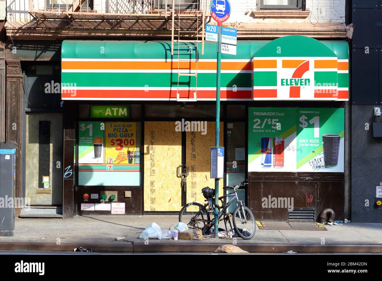 A closed 7-Eleven with boarded up windows and doors in New York Stock Photo