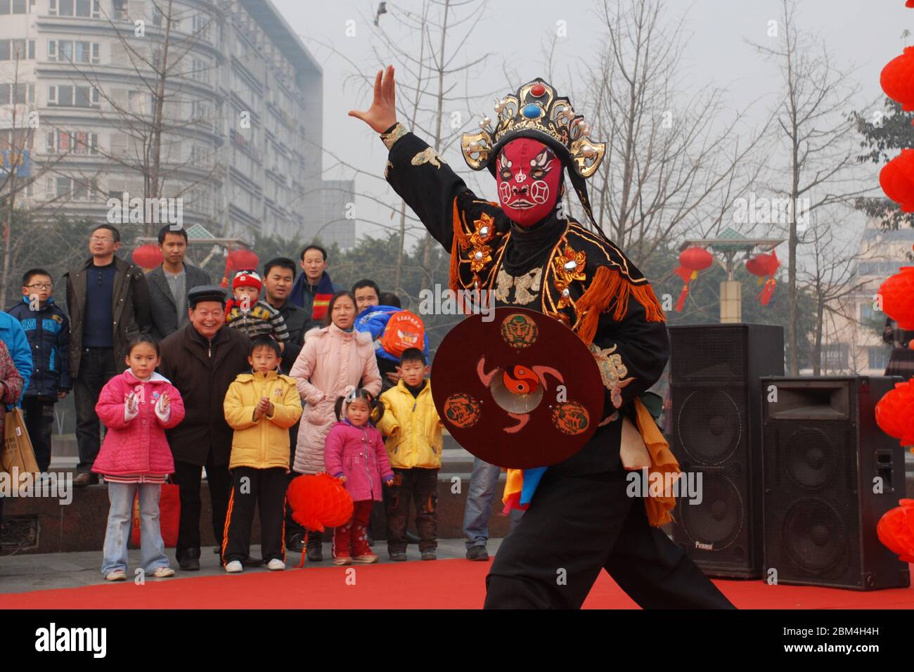 Deyang Sichuan Sichuan Opera changed face performance Stock Photo - Alamy