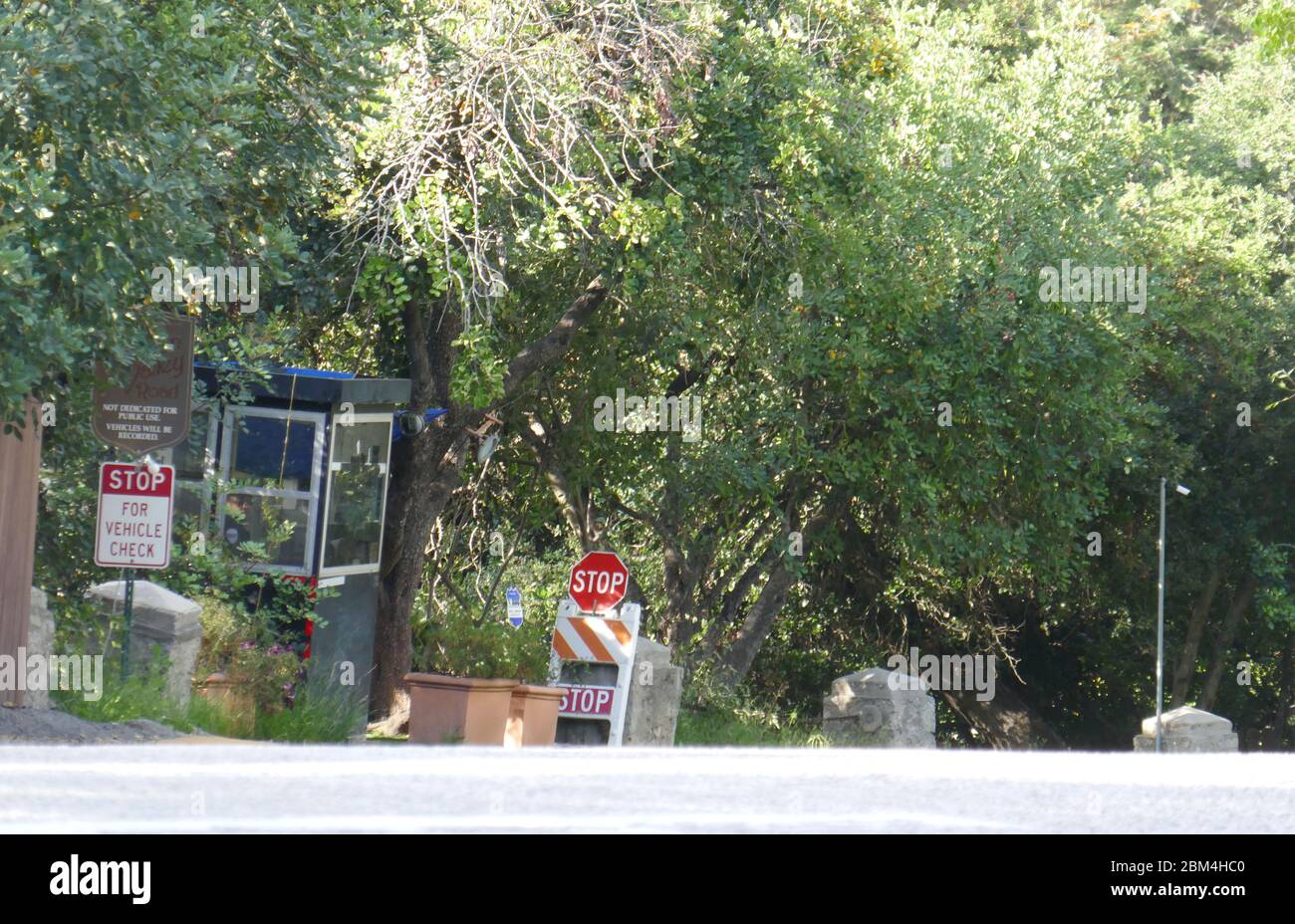 Beverly Hills, California, USA 6th May 2020 A general view of atmosphere of singer Adele, actress Nicole Kidman, actress Jennifer Lawrence, actor Ashton Kutcher and Actress Mila Kunis  residences on May 6, 2020 in Beverly Hills, California, USA. Photo by Barry King/Alamy Stock Photo Stock Photo