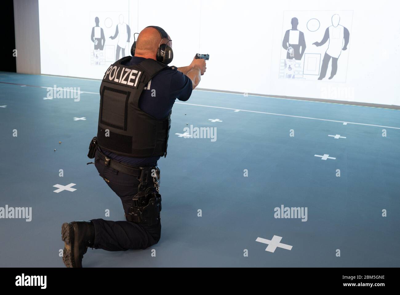 Berlin, Germany. 07th May, 2020. A police officer is practising with a  pistol on a shooting range during the commissioning of the modular room shooting  range of the Berlin police. Credit: Christophe