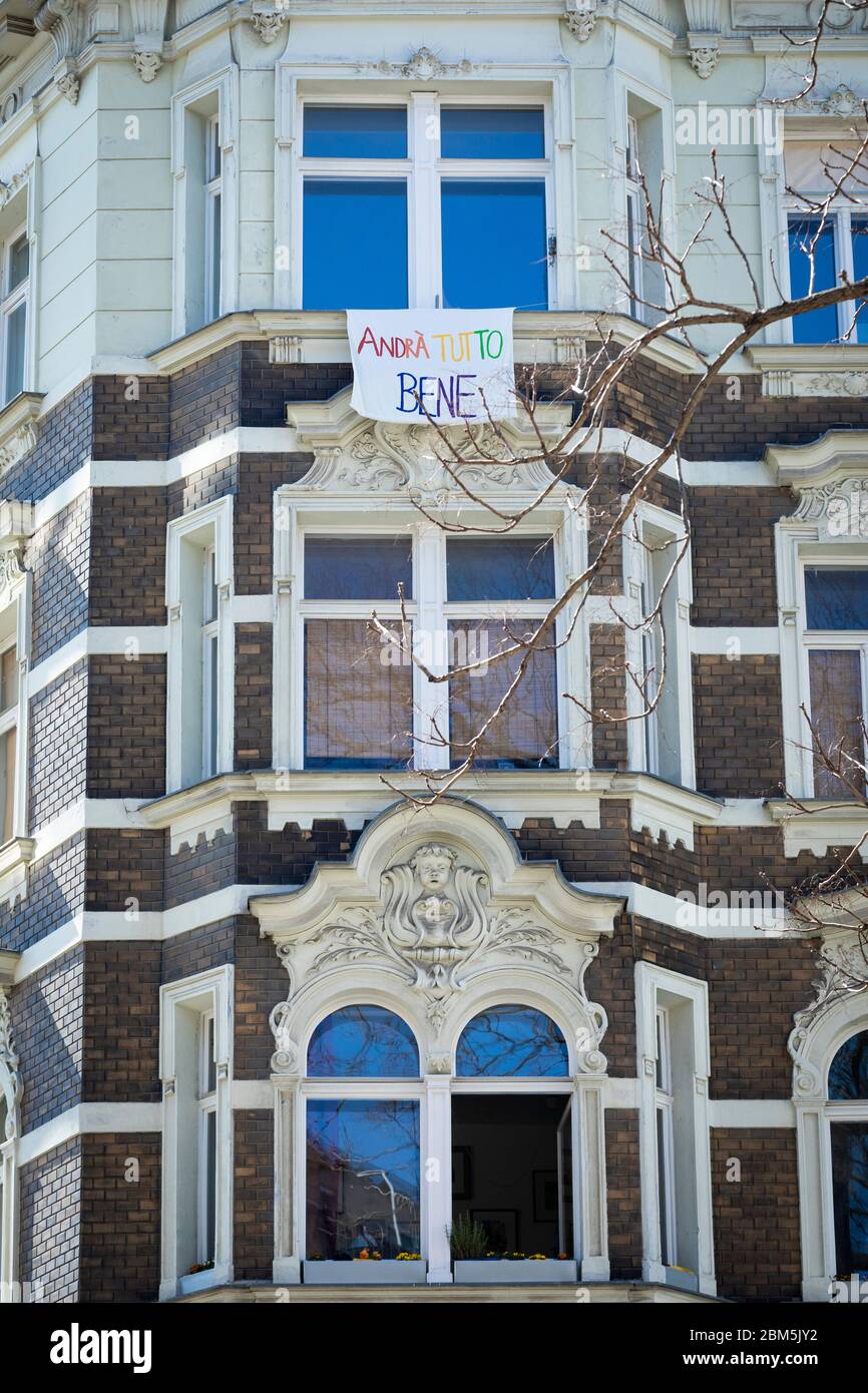 a banner ribbon with the message: Andra tutto bene',is hanging on  a beautiful art deco facade in Vienna Stock Photo