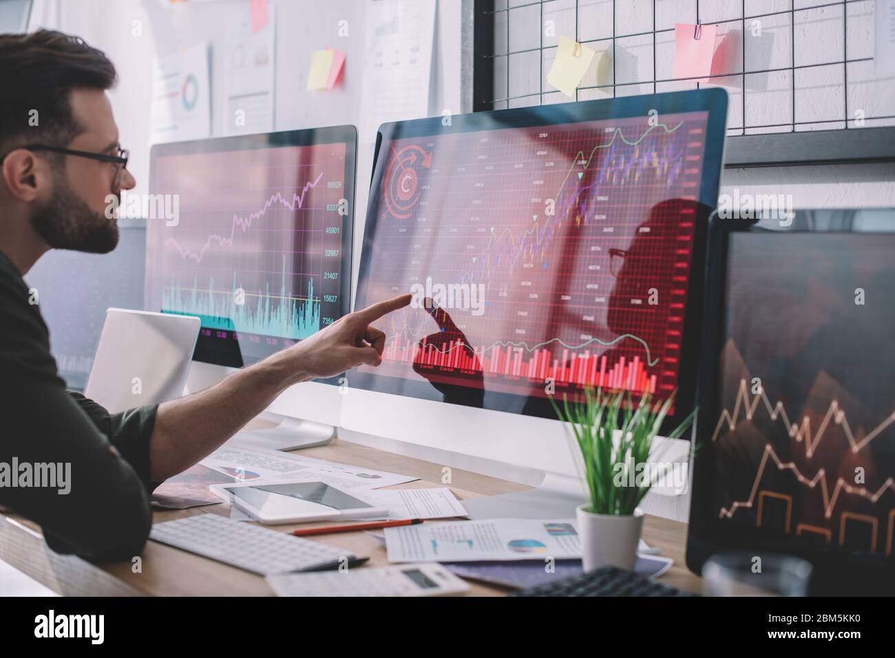 Man network systems analyst hi-res stock photography and images - Alamy