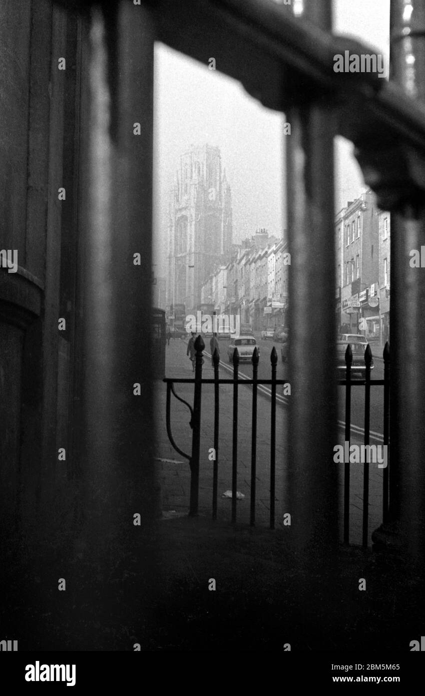 Bristol in the Sixties: A foggy day in November 1968.  Looking up Park Street towards Bristol University’s Wills Memorial Building from the steps of the entrance to the Freemason Hall at 17 Park Street.  The scen includes Bristol Omnibus double-deckers and an old telephone box.        Bristol, Park Street, sixties, Wills Memorial Building, street scene, period 60s Bristol bus, traffic, social history, old Bristol, 60s, 1968, nostalgia, Stock Photo